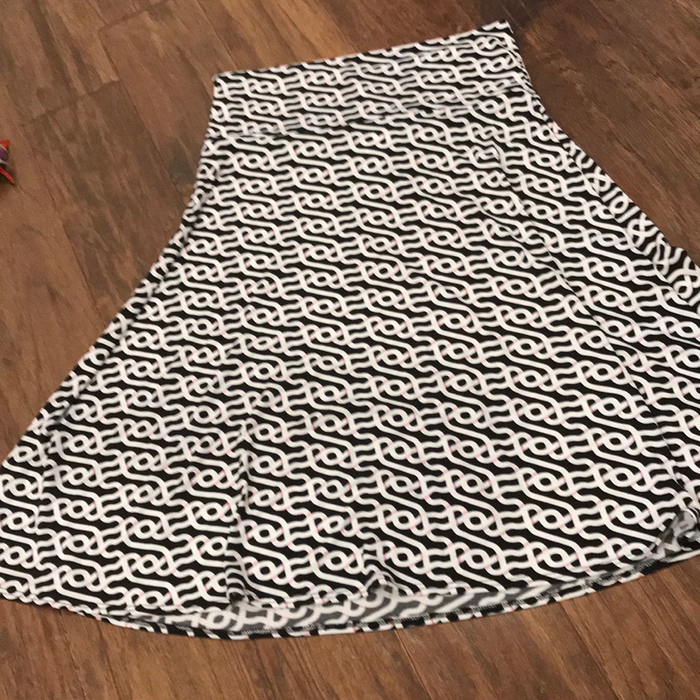 LuLaRoe skirt. Size M silky feel